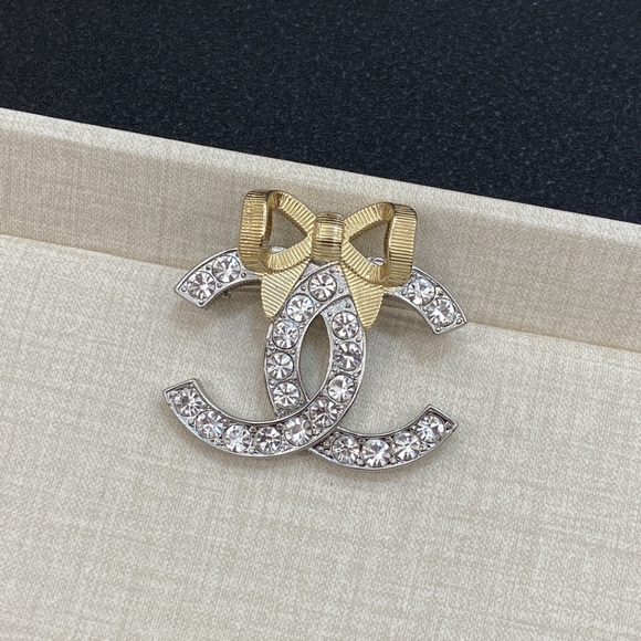 Chanel New Brooch - Picture 3 of 6